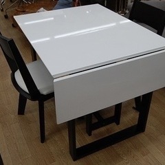 ニトリの伸長式ダイニングテーブル　回転椅子2脚付きの画像