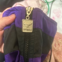 パープルナイロンジップパーカーの画像