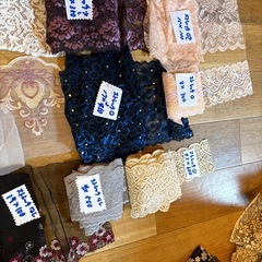 色、デザインも多様なレース生地と幅広レースです。綺麗です。衣装作りにも‼️無料！！
の画像