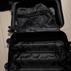 黒色のスーツケースの画像