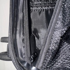 黒色のスーツケースの画像