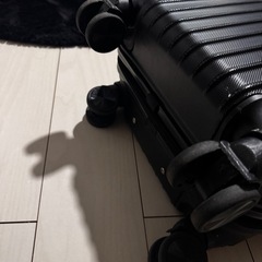 黒色のスーツケースの画像