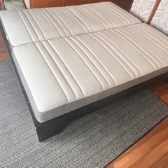 IKEA ベッドフレームとマットレスの画像