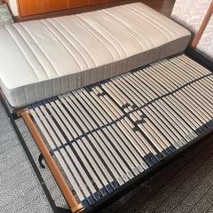 IKEA ベッドフレームとマットレスの画像
