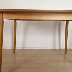 ダイニングテーブルの画像