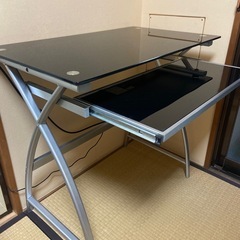 黒の仕事用デスク　ガラス天板　の画像