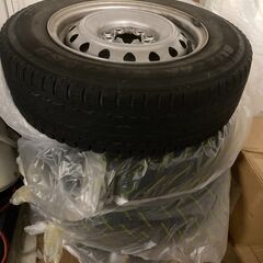 スタッドレスタイヤ、ホイール付きの画像