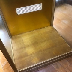 等身大ガラスケースの画像