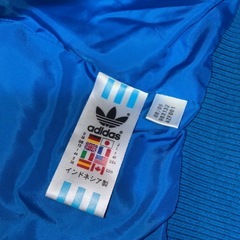 アディダス　ダウンベスト　Lサイズの画像