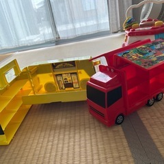 トミカ収納カー2台　の画像