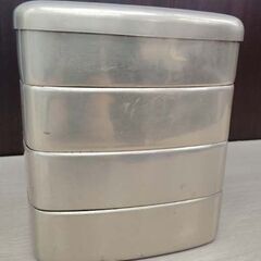 【現状品】レトロ 当時物 お弁当箱 小物入れ  花柄 角型 アルミ 四段重 入れ子式 幅17cm 弁当箱 道具入れ 苫小牧西店の画像