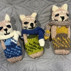 手編みのチャームハチワレニャンコと柴犬くんの画像