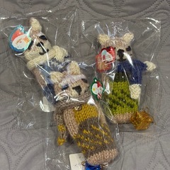 手編みのチャームハチワレニャンコと柴犬くんの画像