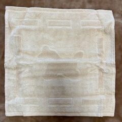 エルメスHERMESタオルハンカチ フェイスタオル ベビー商品 赤ちゃん用  カラー 肌色 オフホワイト  柄デザイン 馬柄  素材 綿　コットン レーヨン  サイズ寸法 約31.5センチ×約31.5センチ  付属品 製品タグ カード 箱  製造国 ベルギー製の画像