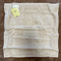 エルメスHERMESタオルハンカチ フェイスタオル ベビー商品 赤ちゃん用  カラー 肌色 オフホワイト  柄デザイン 馬柄  素材 綿　コットン レーヨン  サイズ寸法 約31.5センチ×約31.5センチ  付属品 製品タグ カード 箱  製造国 ベルギー製の画像