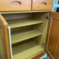 【リユ-スのサカイ広島石内店】ジモティ割！2枚扉食器棚/クリ-ニング済み/HG-9198/広島市 家具　佐伯区 家具　南区 家具　西区 家具　東区 家具　中区 家具　安佐南区 家具　安佐北区 家具　安芸区 家具　府中町 家具　海田町 家具　熊野町 家具　坂町 家具　廿日市市 家具の画像