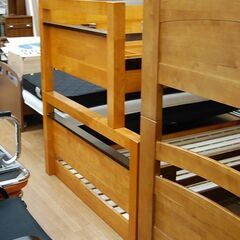 残り1台! 2段ベッド 幅128×奥210×高130cm 上段シングル・下段セミダブル ロータイプ 木製 ナチュラル系 はしご・宮棚・照明・コンセント付き すのこ床板 親子ベッド 二段ベッド  札幌市 清田区 平岡の画像
