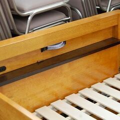 残り1台! 2段ベッド 幅128×奥210×高130cm 上段シングル・下段セミダブル ロータイプ 木製 ナチュラル系 はしご・宮棚・照明・コンセント付き すのこ床板 親子ベッド 二段ベッド  札幌市 清田区 平岡の画像