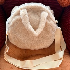 【新品】アボカドを食べる猫のぬいぐるみショルダーバッグ/手提げバッグ（収納出来るスペースあります）可愛いらしさと実用性を兼ねの画像