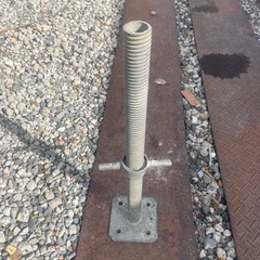 足場　ジャッキ