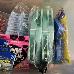 東Z#411 雑貨アソートセット 洗剤 洗濯バサミ サッシ枠断熱吸着テープ  コロコロ 排水溝ぬめり取り剤 角質足裏パック 入浴剤 など！の画像