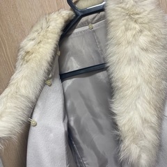 FOX毛皮の襟付きファーコートの画像