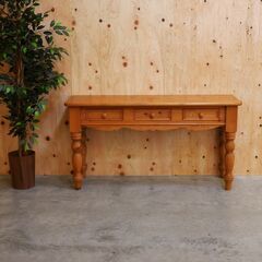 ≪zyt2620ジ≫ カントリー調 コンソールテーブル 幅145cm 引出付 パイン材？ アンティーク調/ナチュラル/かわいい/中古家具/リユースストレージ仙台 071128-08の画像