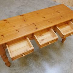 ≪zyt2620ジ≫ カントリー調 コンソールテーブル 幅145cm 引出付 パイン材？ アンティーク調/ナチュラル/かわいい/中古家具/リユースストレージ仙台 071128-08の画像