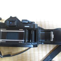 フィルム一眼レフカメラ Canon A-1 ブラック、ストラップ付き、レンズキャップあり。の画像
