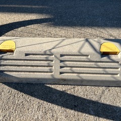 【4つセット、一つから取引可】車止めブロック（置くだけ）の画像