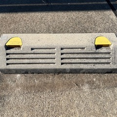 【4つセット、一つから取引可】車止めブロック（置くだけ）の画像