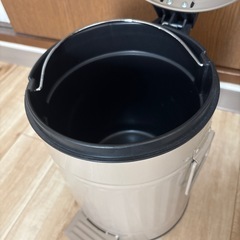 ワンコインでリビングにおけるゴミ箱の画像