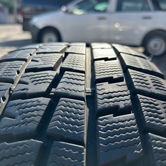  【値下げ】【美品・取付も可能 】ダンロップ　スタッドレスタイヤ205/60r16（ホイールナット付き）の画像