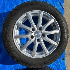  【値下げ】【美品・取付も可能 】ダンロップ　スタッドレスタイヤ205/60r16（ホイールナット付き）の画像