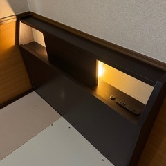 ウッド調のベットフレームの画像