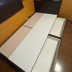 ウッド調のベットフレームの画像