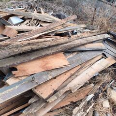 古い木材、廃材、古い瓦の画像