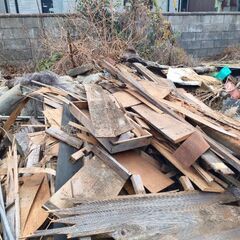 古い木材、廃材、古い瓦の画像