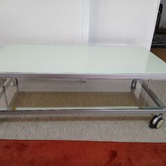 強化ガラステーブル、キャスター付き！の画像