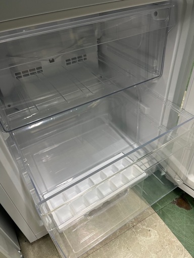 ジャングルジャングル貝塚店　140L 冷蔵庫　ハイアール　JR-NF140M  2022年製　2ドア　白　右開き　クリーニング済み　中