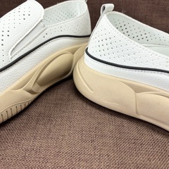 楽履き 厚底スニーカー ホワイト サイズ39 幅広の画像