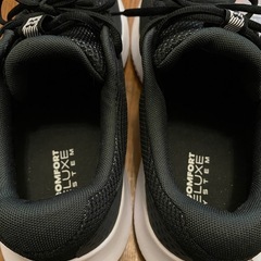 UNDER ARMOURメンズ UAチャージド サージ4 エクストラワイドランニングシューズの画像