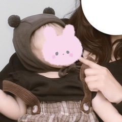 ●着画あり●焦げ茶色のポンポン付きベビー帽子の画像