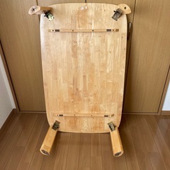 折りたたみ式テーブルの画像