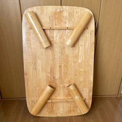 折りたたみ式テーブルの画像