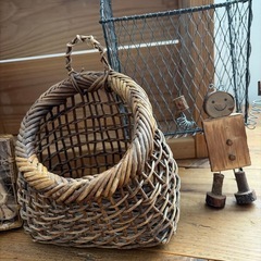 パイン無垢材小物入れ、ワイヤーラック、置物等の画像