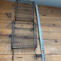 パイン無垢材小物入れ、ワイヤーラック、置物等の画像