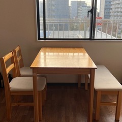 ダイニングテーブルの画像