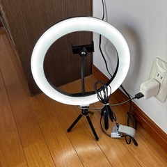 スマホフォルダーとライトの画像