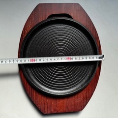 ◆説明文◆  ご覧いただきありがとうございます。  木台付きの鉄板プレート（丸型）を出品します。 ステーキ皿・ハンバーグ皿・焼きそば・アウトドア料理など、幅広く使えるしっかりした鉄板です。 （10枚セット　12,000円）の画像